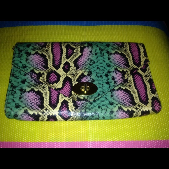 H&M CLUTCH.  LARGE💕 - Picture 2 of 4